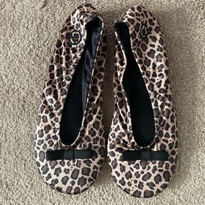 isotoner Shoes - Isotoner Women’s Size Small/5-6 Leopard Slippers isotoner Shoes - Isotoner Women’s Size Small/5-6 Leopard Slippers